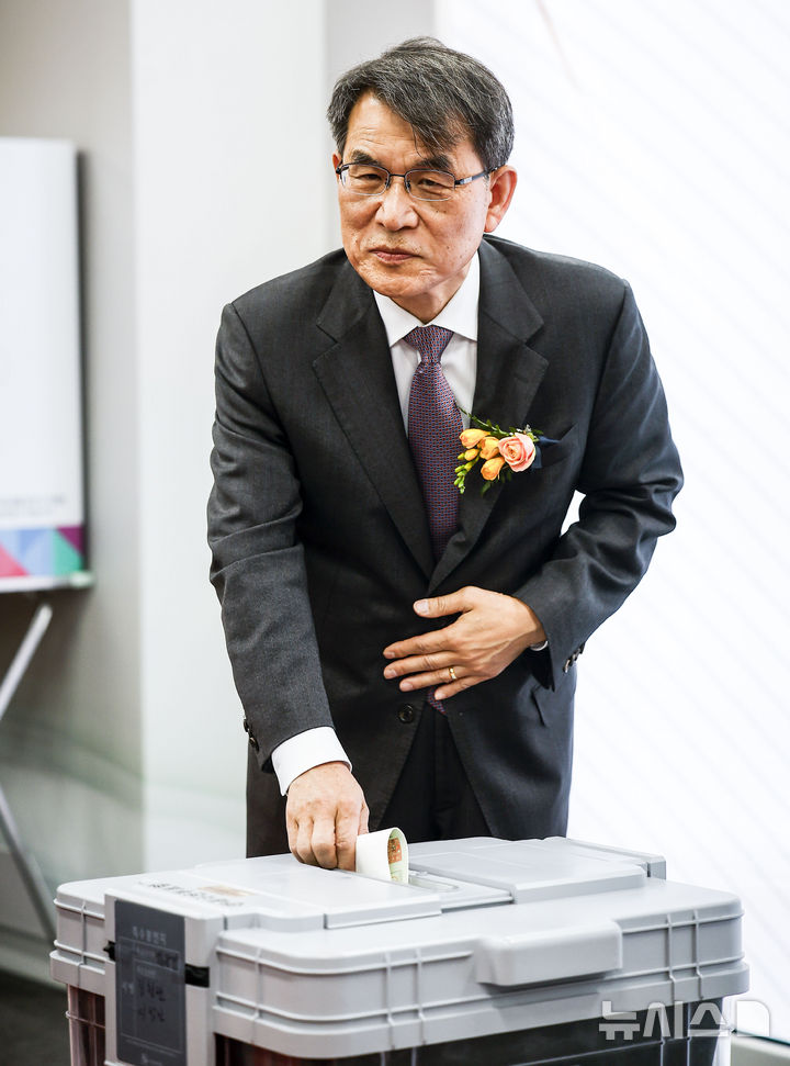 [과천=뉴시스] 정병혁 기자 = 노태악 중앙선거관리위원장이 27일 경기 과천시 중앙선거관리위원회에서 열린 제9회 전국동시지방선거 선거종합상황실 개소식에서 투표 시연을 하고 있다. 2026.02.27. jhope@newsis.com