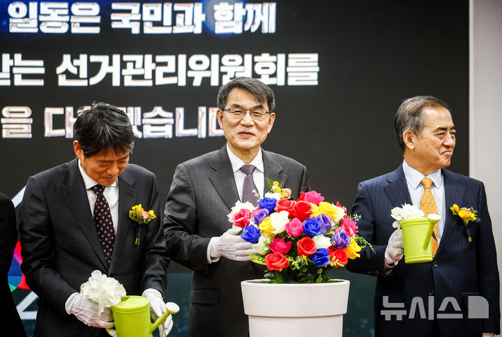 [과천=뉴시스] 정병혁 기자 = 노태악(가운데) 중앙선거관리위원장을 비롯한 참석자들이 27일 경기 과천시 중앙선거관리위원회에서 열린 제9회 전국동시지방선거 선거종합상황실 개소식에서 '민주주의 꽃' 퍼포먼스를 하고 있다. 2026.02.27. jhope@newsis.com