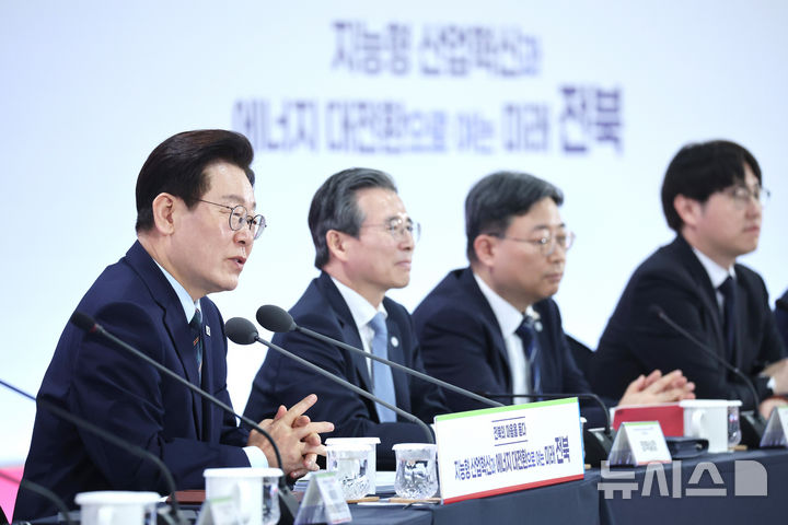 [전주=뉴시스] 최동준 기자 = 이재명 대통령이 27일 전북 전주시 전북대학교에서 열린 '전북의 마음을 듣다' 타운홀 미팅 간담회에서 발언하고 있다. (청와대통신사진기자단) 2026.02.27. photocdj@newsis.com