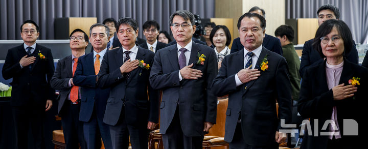 [과천=뉴시스] 정병혁 기자 = 노태악(오른쪽 세번째) 중앙선거관리위원장을 비롯한 참석자들이 27일 경기 과천시 중앙선거관리위원회에서 열린 제9회 전국동시지방선거 선거종합상황실 개소식에서 국민의례를 하고 있다. 2026.02.27. jhope@newsis.com