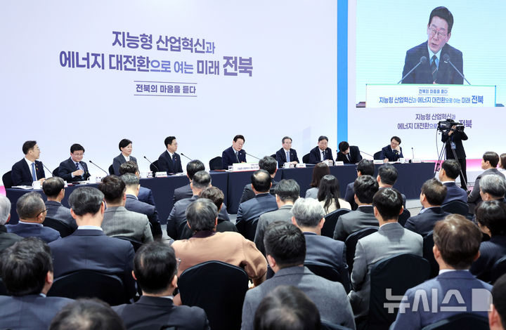 [전주=뉴시스] 최동준 기자 = 이재명 대통령이 27일 전북 전주시 전북대학교에서 열린 '전북의 마음을 듣다' 타운홀 미팅 간담회에서 발언하고 있다. (청와대통신사진기자단) 2026.02.27. photocdj@newsis.com