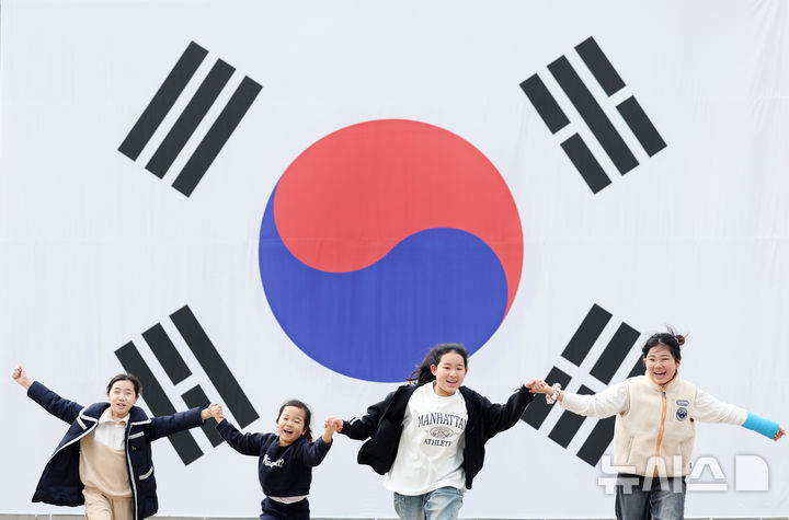 3.1절을 앞두고 '자랑스러운 태극기 앞에서' [오늘의 한 컷]