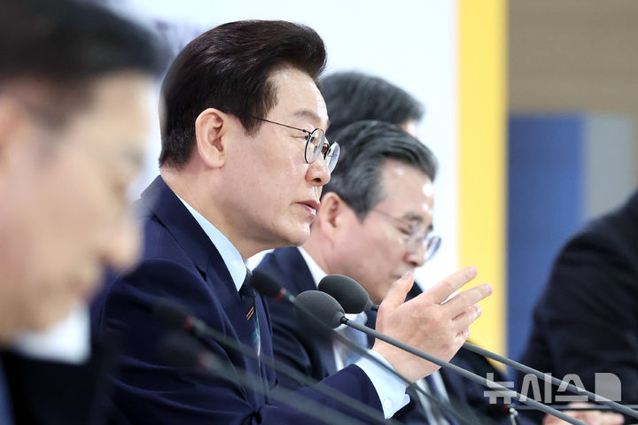 [전주=뉴시스] 최동준 기자 = 이재명 대통령이 27일 전북 전주시 전북대학교에서 열린 '전북의 마음을 듣다' 타운홀 미팅 간담회에서 발언하고 있다. (청와대통신사진기자단) 2026.02.27. photocdj@newsis.com