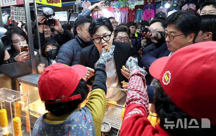 [대구=뉴시스] 이무열 기자 = 한동훈 전 국민의힘 대표가 27일 대구 중구 서문시장을 찾아 붕어빵을 맛보고 있다. 2026.02.27. lmy@newsis.com