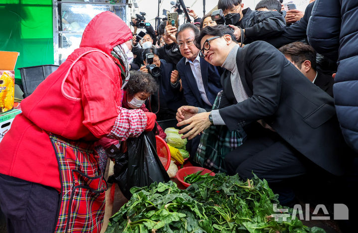 [대구=뉴시스] 이무열 기자 = 한동훈 전 국민의힘 대표가 27일 대구 중구 서문시장을 찾아 상인과 인사하고 있다. 2026.02.27. lmy@newsis.com
