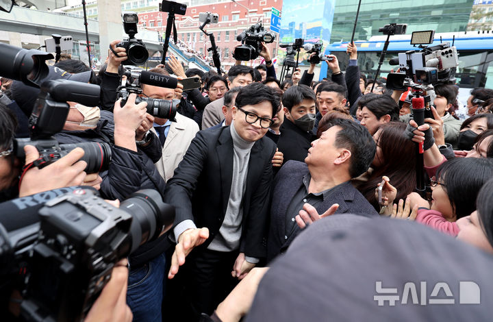 [대구=뉴시스] 이무열 기자 = 한동훈 전 국민의힘 대표가 27일 대구 중구 서문시장을 찾아 시민들에게 인사하고 있다. 2026.02.27. lmy@newsis.com