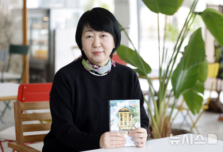 [인천=뉴시스] 김혜진 기자 = 조경아 작가가 지난달 27일 인천 중구 카페 마숑에서 뉴시스와 인터뷰에 앞서 포즈를 취하고 있다. 2026.03.01. jini@newsis.com