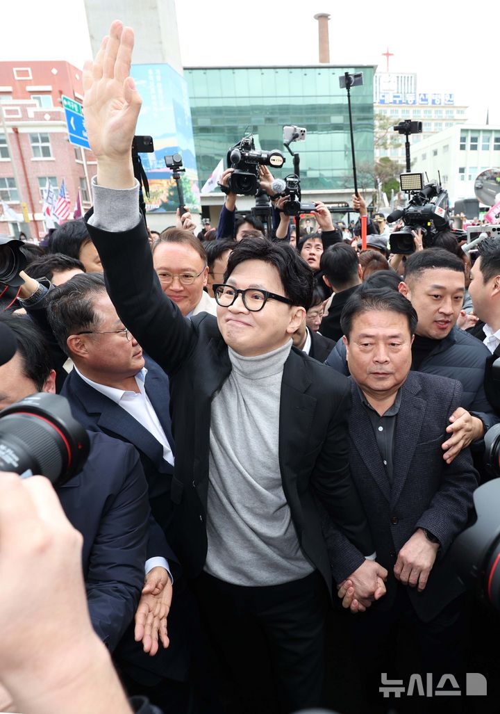 [대구=뉴시스] 이무열 기자 = 한동훈 전 국민의힘 대표가 27일 대구 중구 서문시장을 찾아 시민들에게 인사하고 있다. 2026.02.27. lmy@newsis.com