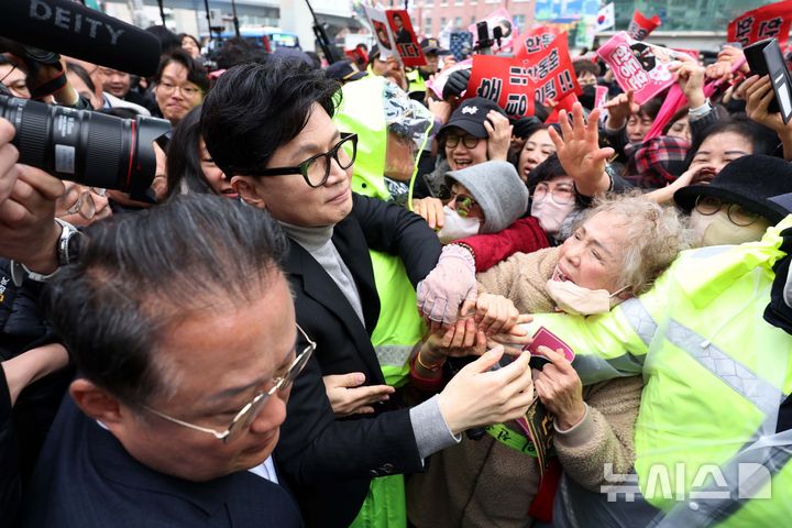 [대구=뉴시스] 이무열 기자 = 한동훈 전 국민의힘 대표가 27일 대구 중구 서문시장을 찾아 시민들과 인사하고 있다. 2026.02.27. lmy@newsis.com