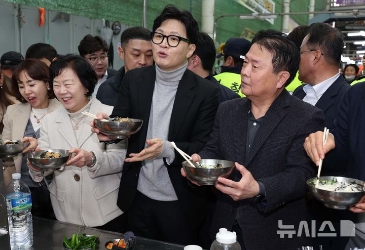 [대구=뉴시스] 이무열 기자 = 한동훈 전 국민의힘 대표가 27일 대구 중구 서문시장을 찾아 국수를 먹고 있다. 2026.02.27. lmy@newsis.com