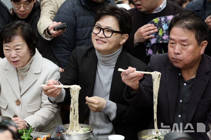[대구=뉴시스] 이무열 기자 = 한동훈 전 국민의힘 대표가 27일 대구 중구 서문시장을 찾아 국수를 먹고 있다. 2026.02.27. lmy@newsis.com
