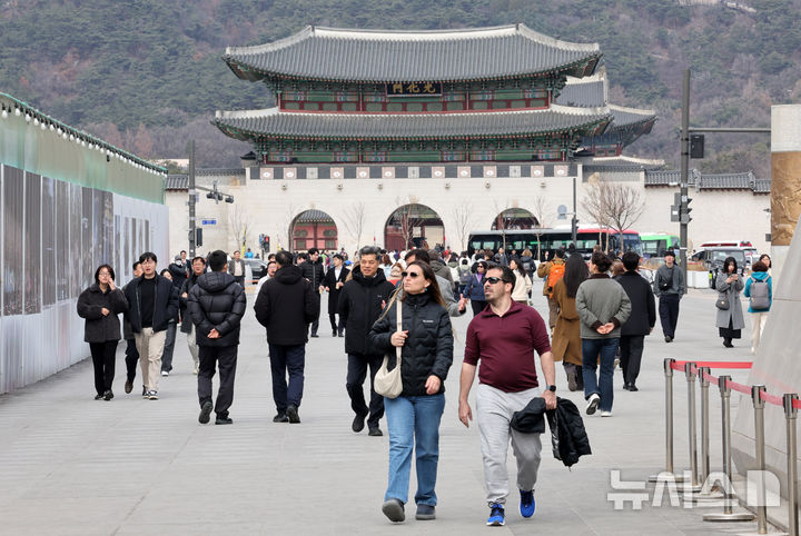 [서울=뉴시스] 배훈식 기자 = 3·1절이자 일요일인 1일 전국이 대체로 흐린 가운데 강원과 경북 지역을 중심으로 비 또는 눈이 내리겠다. 낮 기온은 최고 15도까지 오르며 비교적 포근하겠다. 사진은 서울 낮 최고기온 15도 등 전국이 10도 이상의 따뜻한 날씨를 보인 전날(27일) 오후 종로구 광화문광장에서 가벼운 옷차림의 외국인 관광객들이 걸어가고 있는 모습. 2026.03.01. dahora83@newsis.com