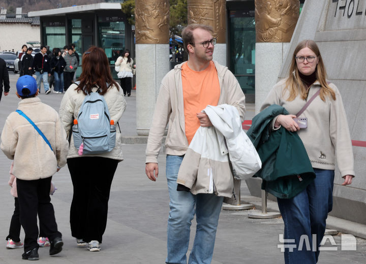 [서울=뉴시스] 배훈식 기자 = 서울 낮 최고기온 15도 등 전국이 10도 이상의 따뜻한 날씨를 보인 27일 오후 종로구 광화문광장에서 가벼운 옷차림의 외국인 관광객들이 걸어가고 있다. 2026.02.27. dahora83@newsis.com