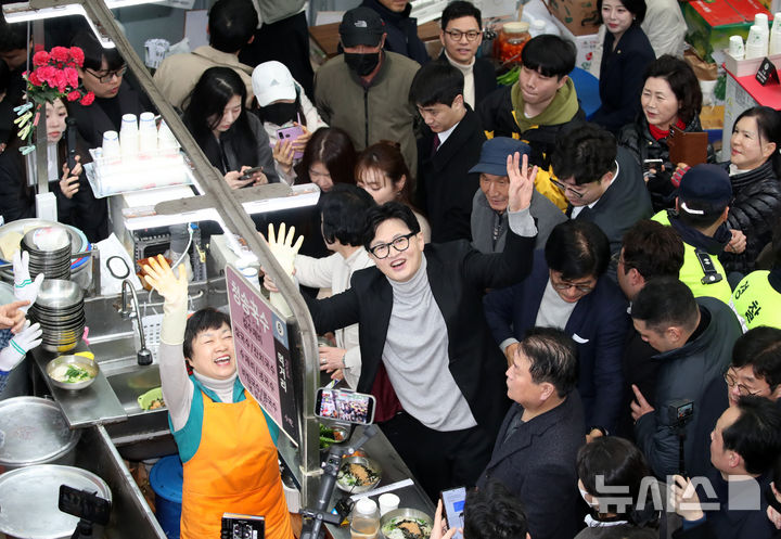 [대구=뉴시스] 이무열 기자 = 한동훈 전 국민의힘 대표가 27일 대구 중구 서문시장 국수골목을 찾아 상인과 함께 손을 흔들고 있다. 2026.02.27. lmy@newsis.com