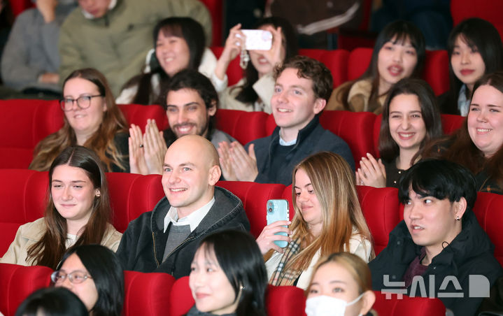 '유학생 30만명' 시대 코앞..."양적확대 넘어 정착 지원해야" - 뉴스 썸네일 이미지