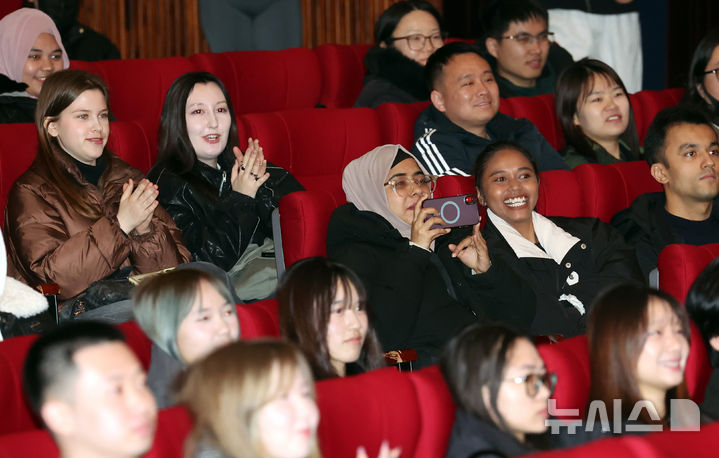 [부산=뉴시스] 하경민 기자 = 2026학년도 1학기 국립부경대학교 외국인 신입생 오리엔테이션이 열린 지난 2월 27일 부산 남구 부경대 대학극장에서 외국인 유학생들이 축하공연을 즐기고 있는 모습. 2026.02.27. yulnetphoto@newsis.com **위 사진은 기사와 직접적인 관련이 없음