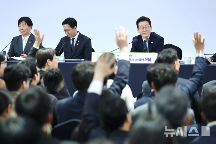 [전주=뉴시스] 최동준 기자 = 이재명 대통령이 27일 전북 전주시 전북대학교에서 열린 '전북의 마음을 듣다' 타운홀 미팅 간담회에서 질문을 받고 있다. (청와대통신사진기자단) 2026.02.27. photocdj@newsis.com