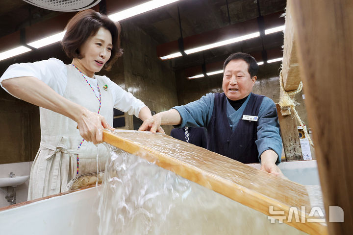 [전주=뉴시스] 최동준 기자 = 김혜경 여사가 27일 전북 전주천년한지관을 방문해 한지 제작을 위해 한지 뜨기 체험을 하고 있다. (청와대통신사진기자단) 2026.02.27. photocdj@newsis.com