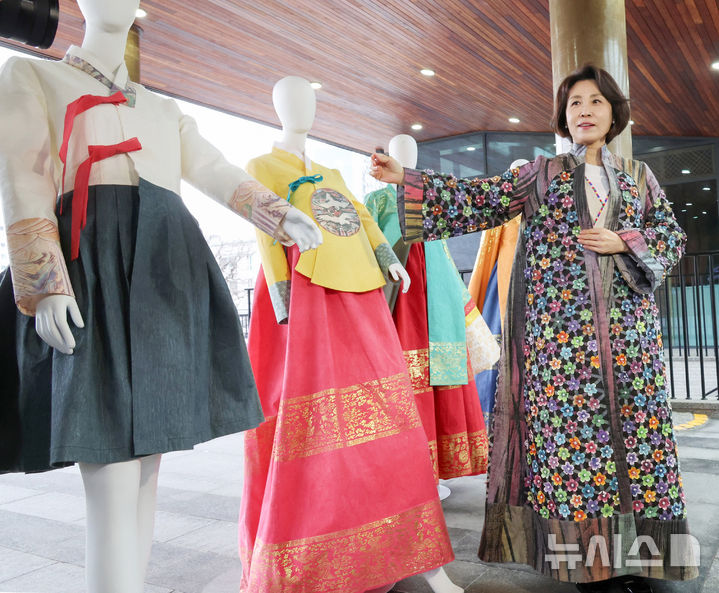 [전주=뉴시스] 최동준 기자 = 김혜경 여사가 27일 전북 전주천년한지관을 방문해 한지로 만든 한복을 착용해 보고 있다. (청와대통신사진기자단) 2026.02.27. photocdj@newsis.com