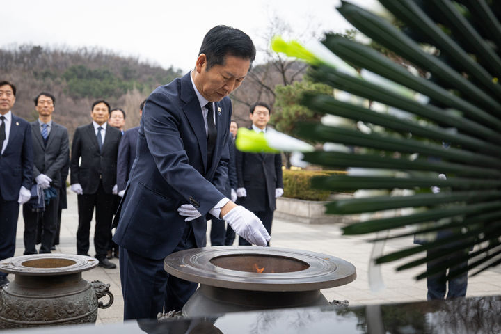 [서울=뉴시스] 정청래 더불어민주당 대표가 지난 27일 대구 달서구 2.28민주의거기념탑을 참배하고 있다.(사진=더불어민주당 제공) 2026.02.27. photo@newsis.com *재판매 및 DB 금지