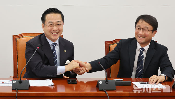 [서울=뉴시스] 김금보 기자 = 박성준(왼쪽) 더불어민주당 윤석열 정권 조작기소 및 공소취소를 위한 국정조사 취진위 부위원장과 한병도 더불어민주당 위원장이 27일 오후 서울 여의도 국회에서 열린 '윤석열 정권 조작기소 진상규명 및 공소취소를 위한 국정조사 추진위원회'에서 악수를 하고 있다. 2026.02.27. kgb@newsis.com
