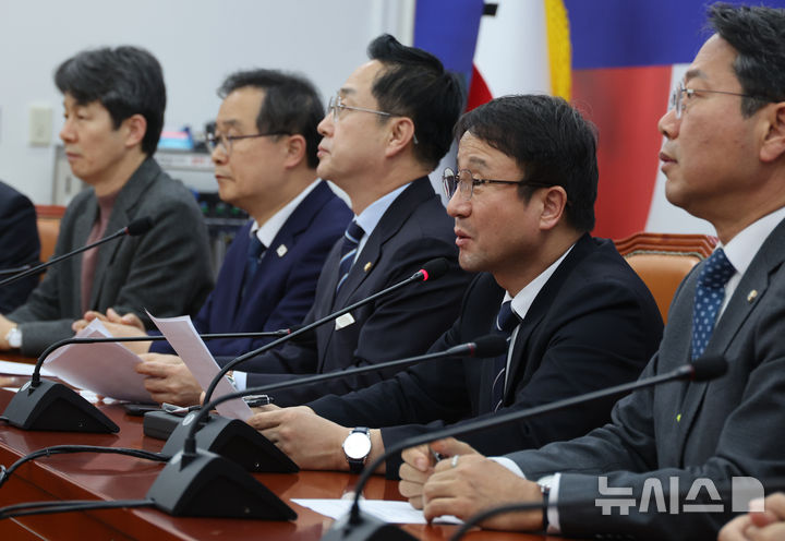 [서울=뉴시스] 김금보 기자 = 한병도 더불어민주당 원내대표가 27일 오후 서울 여의도 국회에서 열린 '윤석열 정권 조작기소 진상규명 및 공소취소를 위한 국정조사 추진위원회'에서 위원장 발언을 하고 있다. 2026.02.27. kgb@newsis.com