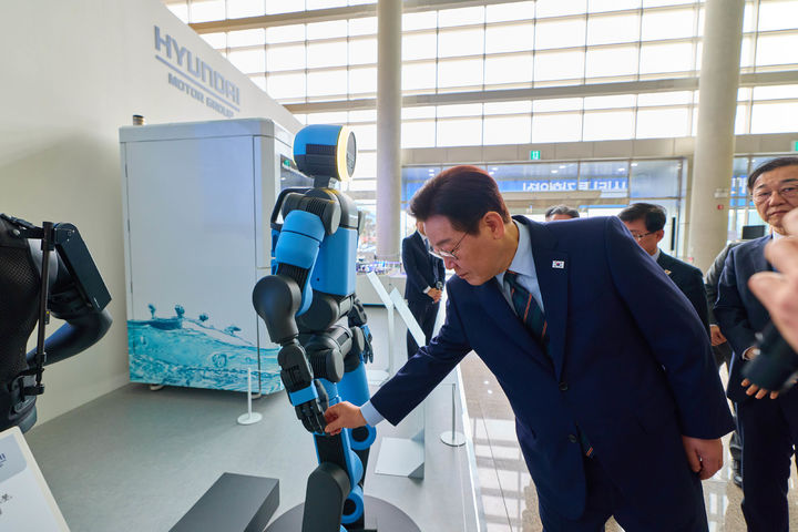 [서울=뉴시스] 최동준 기자 = 이재명 대통령이 27일 전북 군산 새만금컨벤션센터에서 열린 '새만금 로봇·수소·AI시티 투자협약식'에서 휴머노이드 로봇 아틀라스를 살펴보고 있다. (사진=청와대 제공) 2026.02.27. photo@newsis.com *재판매 및 DB 금지