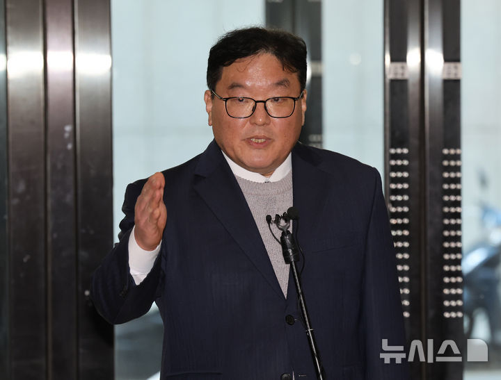 [서울=뉴시스] 배훈식 기자 = 쿠팡 사건을 무혐의 처분하도록 외압을 행사한 의혹을 받는 엄희준 광주고검 검사가 27일 오후 서울 서초구 쿠팡 수사 무마·퇴직금 미지급 의혹을 수사하는 안권섭 특별검사팀 사무실 빌딩에서 기소 처분에 대한 입장을 밝히고 있다. 2026.02.27. dahora83@newsis.com