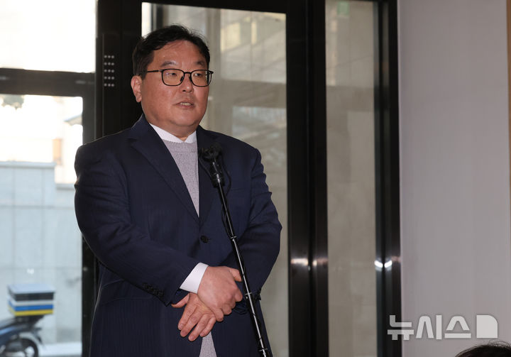 [서울=뉴시스] 배훈식 기자 = 쿠팡 사건을 무혐의 처분하도록 외압을 행사한 의혹을 받는 엄희준 광주고검 검사가 27일 오후 서울 서초구 쿠팡 수사 무마·퇴직금 미지급 의혹을 수사하는 안권섭 특별검사팀 사무실 빌딩에서 기소 처분에 대한 입장을 밝히고 있다. 2026.02.27. dahora83@newsis.com