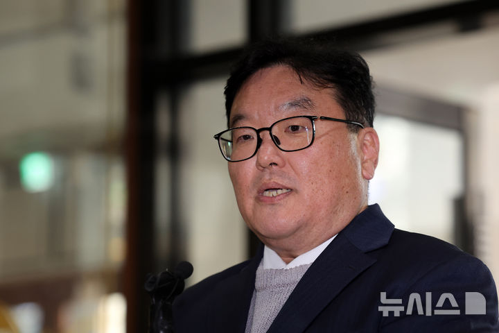 [서울=뉴시스] 배훈식 기자 = 쿠팡 사건을 무혐의 처분하도록 외압을 행사한 의혹을 받는 엄희준 광주고검 검사가 지난달 27일 서울 서초구 쿠팡 수사 무마·퇴직금 미지급 의혹을 수사하는 안권섭 특별검사팀 사무실 빌딩에서 기소 처분에 대한 입장을 밝히고 있다. 2026.03.09. dahora83@newsis.com