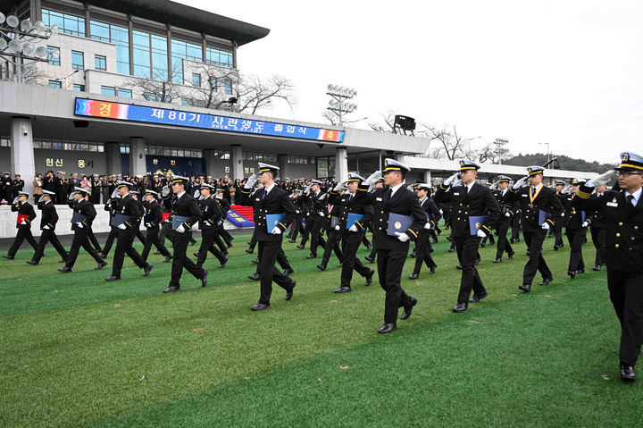 [서울=뉴시스] 조성우 기자 = 27일 경남 창원시 해군사관학교 연병장에서 열린 제80기 졸업식에서 사관생도들이 축하행진인 분열을 하며 경례하고 있다. (사진=해군 제공) 2026.02.27. photo@newsis.com *재판매 및 DB 금지