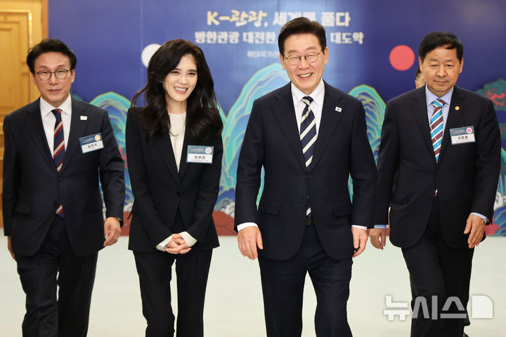 [서울=뉴시스] 최동준 기자 = 이재명 대통령이 25일 청와대에서 열린 '확대 국가관광전략회의'에 김민석 국무총리, 구윤철 경제부총리 겸 재정경제부 장관, 이부진 한국방문의해위원장과 함께 입장하고 있다. (청와대통신사진기자단) 2026.02.25. photocdj@newsis.com