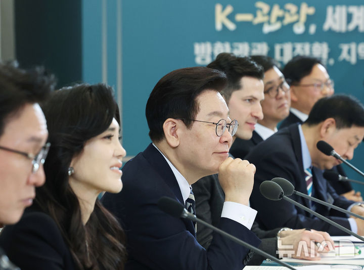 [서울=뉴시스] 최동준 기자 = 이재명 대통령이 25일 청와대에서 열린 '확대 국가관광전략회의'에서 참석자 발언을 듣고 있다. (청와대통신사진기자단) 2026.02.25. photocdj@newsis.com