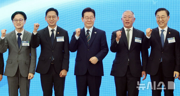 [군산=뉴시스] 최동준 기자 = 이재명 대통령이 27일 전북 군산 새만금컨벤션센터에서 열린 '새만금 로봇·수소·AI시티 투자협약식'에서 참석자들과 기념촬영을 하고 있다.왼쪽부터 김정관 산업통상부 장관, 배경훈 부총리 겸 과학기술정보통신부 장관, 이 대통령, 정의선 현대자동차그룹 회장, 김윤덕 국토교통부 장관. (청와대통신사진기자단) 2026.02.27. photocdj@newsis.com