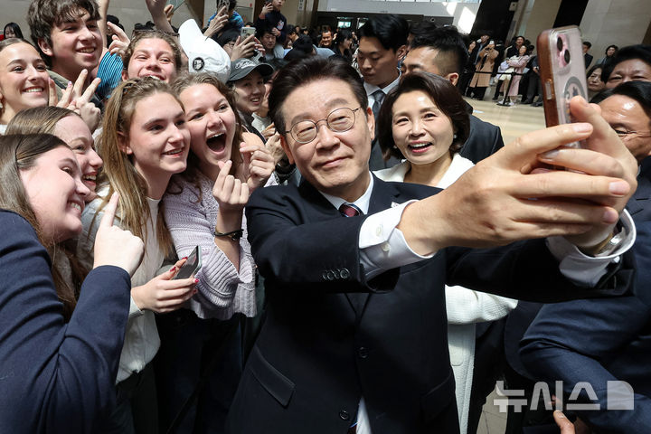 [서울=뉴시스] 최동준 기자 = 이재명 대통령과 김혜경 여사가 26일 서울 용산구 국립중앙박물관을 방문해 광복 80주년 기념 특별전 '우리들의 이순신' 전시를 관람한 뒤 관광객들과 기념촬영 하고 있다. 2026.02.26. photocdj@newsis.com