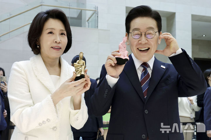 [서울=뉴시스] 최동준 기자 = 이재명 대통령과 김혜경 여사가 26일 서울 용산구 국립중앙박물관을 방문해 반가사유상 기념품을 들고 기념촬영을 하고 있다. 2026.02.26. photocdj@newsis.com