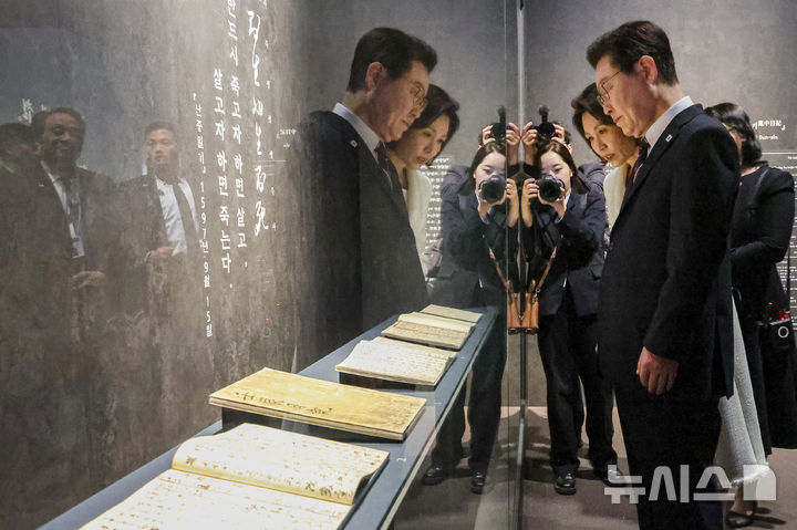 [서울=뉴시스] 최동준 기자 = 이재명 대통령과 김혜경 여사가 26일 서울 용산구 국립중앙박물관을 방문해 광복 80주년 기념 특별전 '우리들의 이순신' 전시를 관람하고 있다. 2026.02.26. photocdj@newsis.com