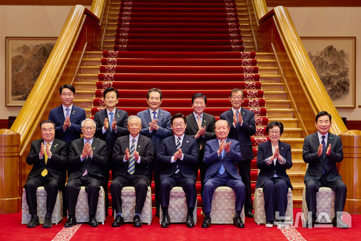 [서울=뉴시스] 최동준 기자 = 이재명 대통령이 25일 청와대에서 더불어민주당 상임고문단과 오찬 간담회에 앞서 기념촬영을 하고 있다.앞줄 왼쪽부터 문희상, 임채정, 권노갑 상임고문. 이 대통령, 김원기, 한명숙, 김진표 상임고문. 뒷줄 왼쪽부터 조정식 정무특보, 정동영, 정세균, 박병석, 이용득 상임고문. (사진=청와대 제공) 2026.02.25. photo@newsis.com *재판매 및 DB 금지