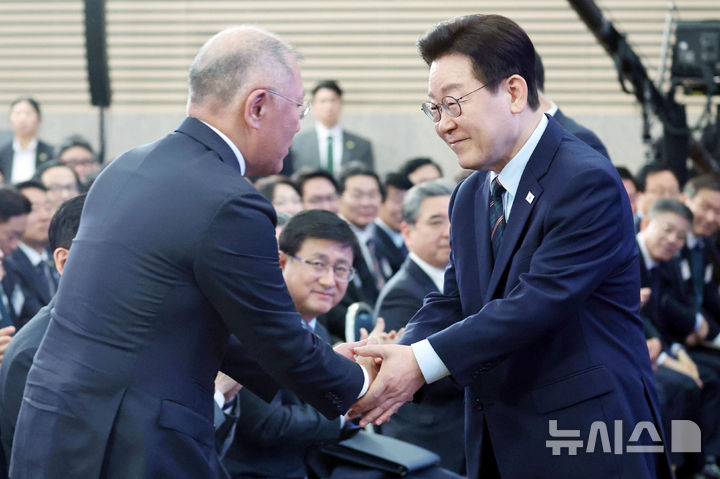 [군산=뉴시스] 최동준 기자 = 이재명 대통령이 27일 전북 군산 새만금컨벤션센터에서 열린 '새만금 로봇·수소·AI시티 투자협약식'에서 축사를 마친 뒤 정의선 현대자동차그룹 회장과 악수하고 있다. (청와대통신사진기자단) 2026.02.27. photocdj@newsis.com