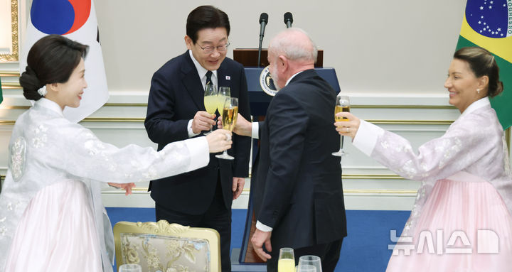 [서울=뉴시스] 최동준 기자 = 이재명 대통령과 김혜경 여사가 23일 청와대에서 열린 브라질 루이스 이나시우 룰라 다 시우바 대통령, 부인 잔자 룰라 다 시우바 여사 국빈 방한 환영 만찬에서 건배를 하고 있다. (청와대통신사진기자단) 2026.02.22. photocdj@newsis.com
