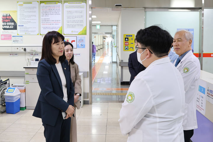 [서울=뉴시스] 조성우 기자 = 강윤진 국가보훈부 차관이 27일 오후 대구 달서구 대구보훈병원에서 의료진을 격려하고 있다. (사진=국가보훈부 제공) 2026.02.27. photo@newsis.com *재판매 및 DB 금지