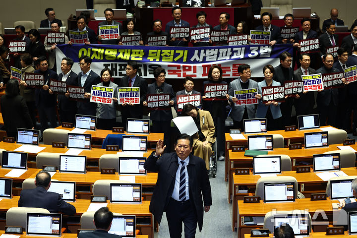 [서울=뉴시스] 김명년 기자 = 정청래 더불어민주당 대표가 27일 오후 서울 여의도 국회 본회의에서 헌법재판소법 일부개정법률안(대안)에 대한 무제한 토론 종결동의의 건 투표 도중 '사법개혁 3법 반대' 관련 구호가 적힌 현수막과 피켓을 들고 항의하는 국민의힘 의원들 앞을 지나가며 '선진화법 위반'이라고 외치고 있다. 2026.02.27. kmn@newsis.com