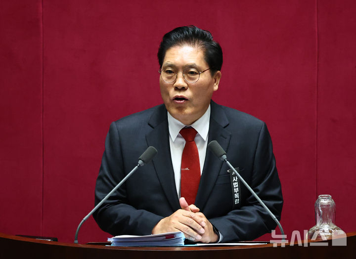 [서울=뉴시스] 김명년 기자 = 송석준 국민의힘 의원이 27일 오후 서울 여의도 국회 본회의에서 '대법관 증원'을 핵심으로 하는 법원조직법 일부개정법률안에 대한 무제한토론(필리버스터)을 하고 있다. 2026.02.27. kmn@newsis.com
