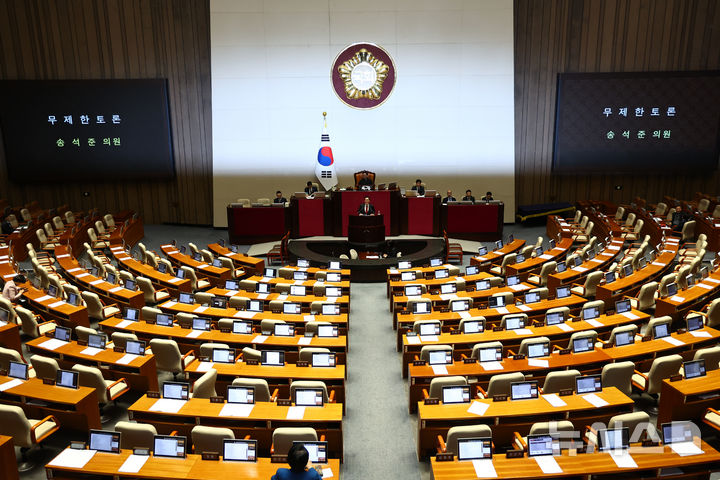 [서울=뉴시스] 김명년 기자 = 송석준 국민의힘 의원이 27일 오후 서울 여의도 국회 본회의에서 '대법관 증원'을 핵심으로 하는 법원조직법 일부개정법률안에 대한 무제한토론(필리버스터)을 하고 있다. 2026.02.27. kmn@newsis.com