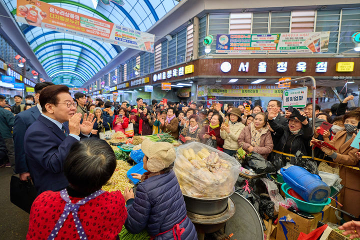 [서울=뉴시스] 최동준 기자 = 이재명 대통령이 27일 전북 전주 신중앙시장을 방문해 시민들과 대화하고 있다. (사진=청와대 제공) 2026.02.27. photo@newsis.com *재판매 및 DB 금지