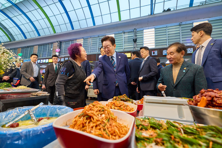 [서울=뉴시스] 최동준 기자 = 이재명 대통령이 27일 전북 전주 신중앙시장을 방문해 장을 보고 있다. (사진=청와대 제공) 2026.02.27. photo@newsis.com *재판매 및 DB 금지