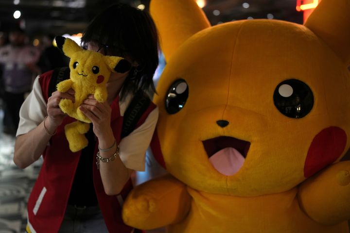 [런던=AP/뉴시스] 지난달 27일(현지 시간) 영국 런던에서 열린 ‘포케몬 데이’ 행사에서 팬들이 포케몬 시리즈 30주년을 기념하며 포케몬 캐릭터와 함께 사진찍고 있다. 포케몬사가 5일 미 백악관의 포케몬 캐릭터 사용에 항의했다. 2026.03.6.