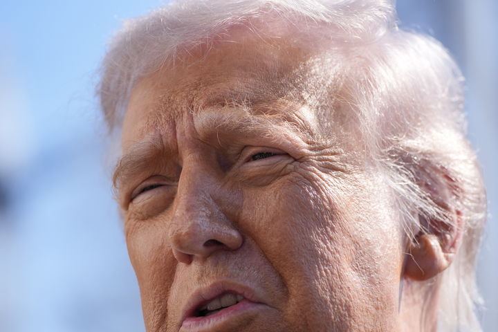 [워싱턴=AP/뉴시스]도널드 트럼프 미국 대통령이 27일(현지 시간) 미국 워싱턴DC에서 백악관을 떠나 전용 헬기 '마린 원'에 탑승하기 앞서 취재진 질문에 답하고 있다. 2026.02.28.