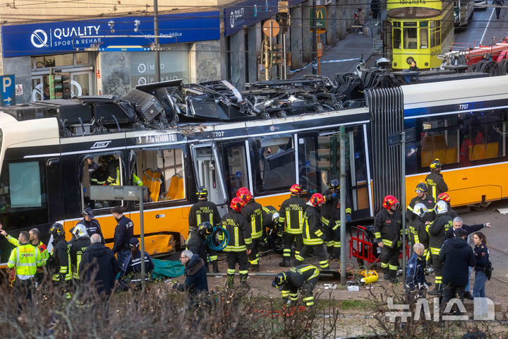 [밀라노=AP/뉴시스] 27일 이탈리아 밀라노 도심에서 발생한 트램 탈선 사고 현장에서 구조대원들이 작업에 임하고 있다. 2026.02.28.