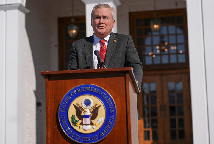 [채퍼콰=AP/뉴시스]빌 클린턴 미 전 대통령이 27일(현지시각) 미 하원의 제프리 엡스타인 관련 증언한 채퍼콰 공연예술센터 앞에서 미 하원 감독위원장인 제이스 코머 하원의원이 기자회견을 하고 있다. 2026.2.28. 